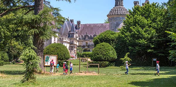 Le Chateau des Énigmes proche du camping Parc de Bellevue