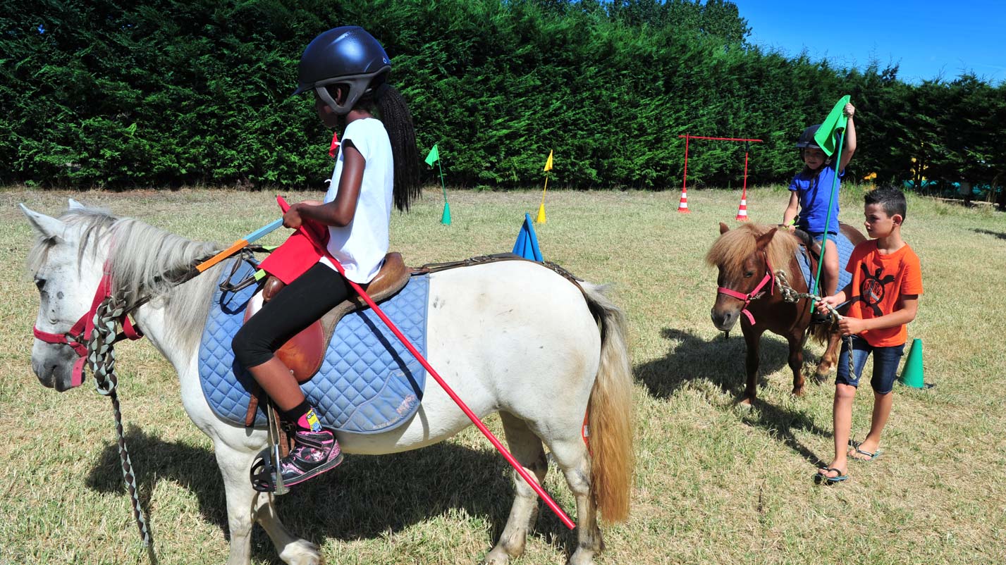 Animations pour enfants, leçon de poney au camping à Arvert en Charente Maritime