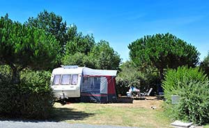 Caravane avec auvent sur un emplacement de camping près d'Oléron