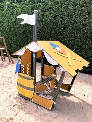Cabane de pirates sur l'aire de jeu du camping Parc de Bellevue
