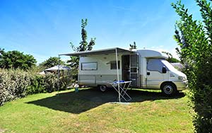 Camping car sur son emplacement de camping proche de la Palmyre