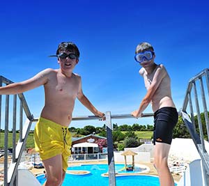 Adolescents devant le toboggan du camping Parc de Bellevue 17