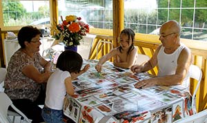 Enfants et grand-parents en terrasse de mobil-home à louer proche d'Oléron