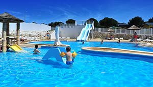 Enfants dans la pataugeoire de l'espace aquatique du camping à Arvert
