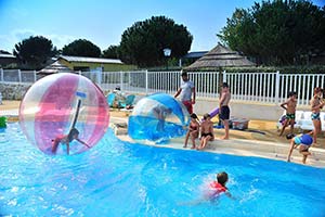 Waterballs et miniboats dans l'espace aquatique du camping en Charente Maritime