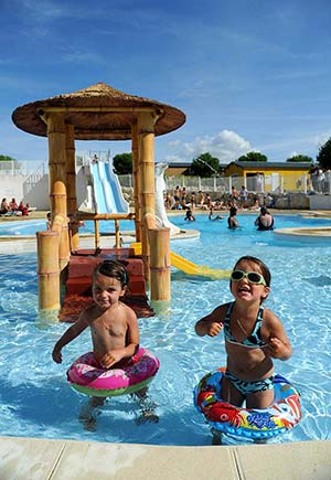 Enfants dans la pataugeoire du camping Parc de Bellevue près de la Palmyre
