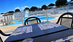 Terrasse du bar du camping Parc de Bellevue proche de la Palmyre