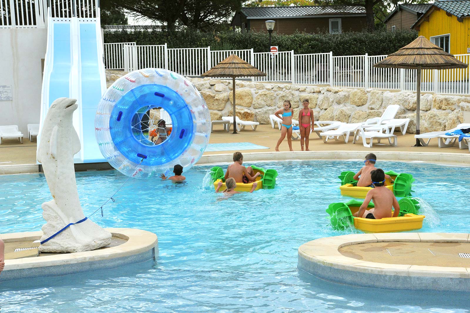 Jeux aquatiques dans l'espace piscine du camping à Arvert 17