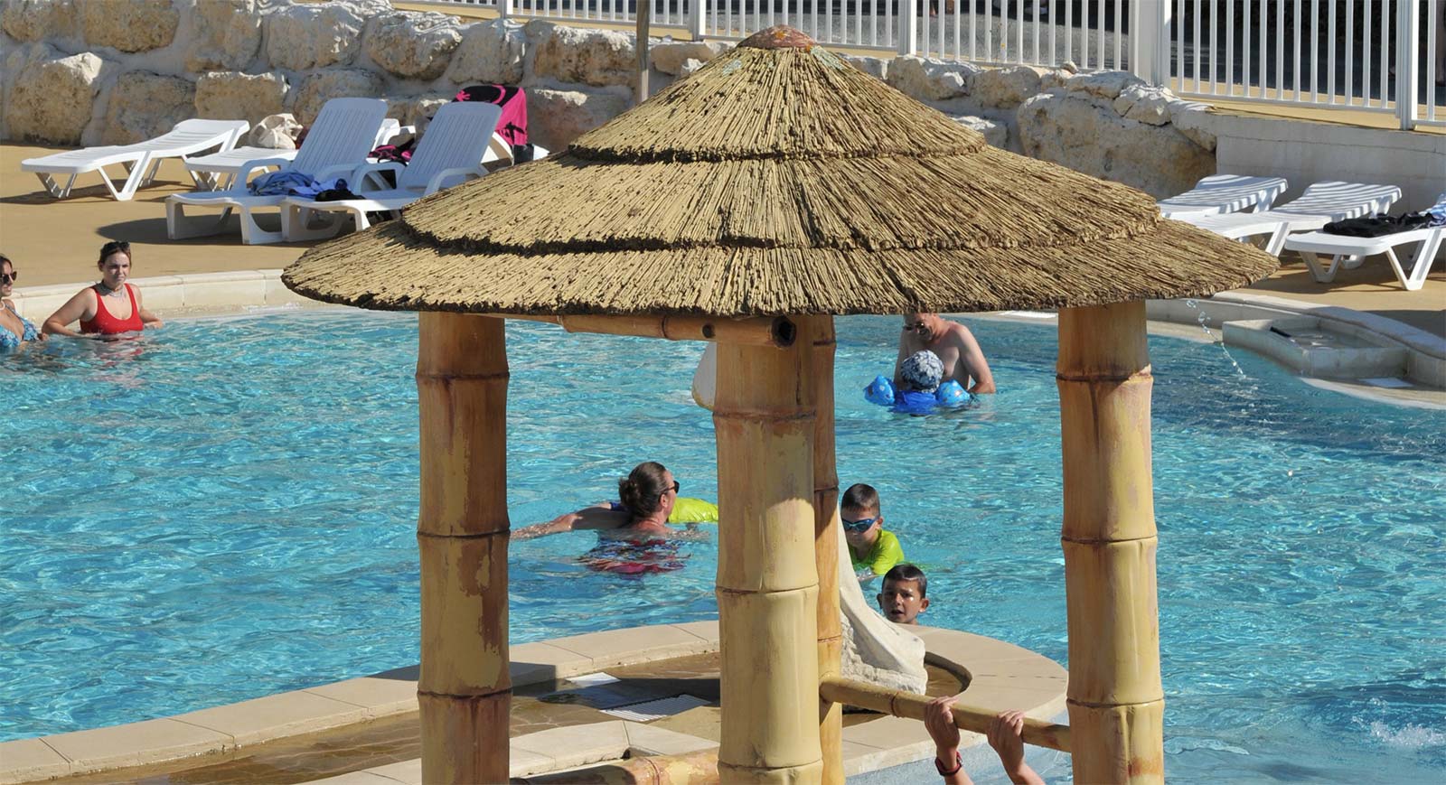 Paillotte sur la plage de la piscine du camping Parc de Bellevue