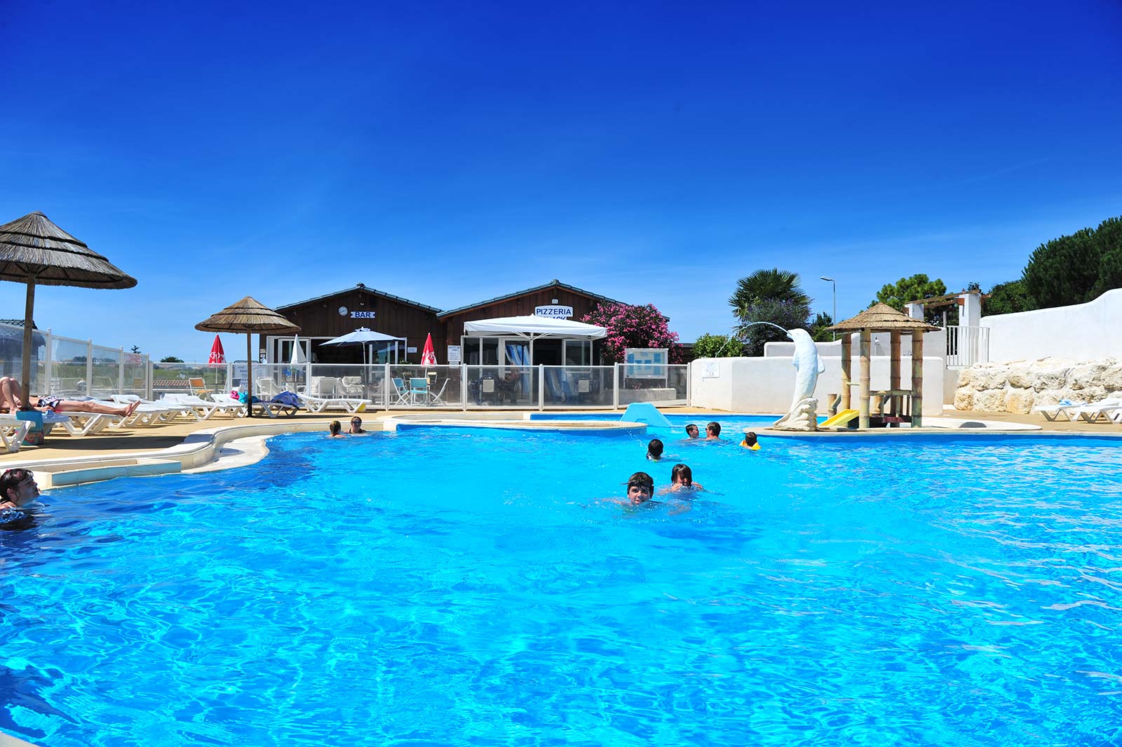 Bassin de l'espace aquatique du camping en Charente Maritime