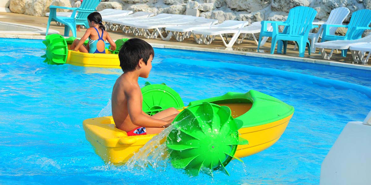 Miniboats dans l'espace aquatique du camping Parc de Bellevue 17