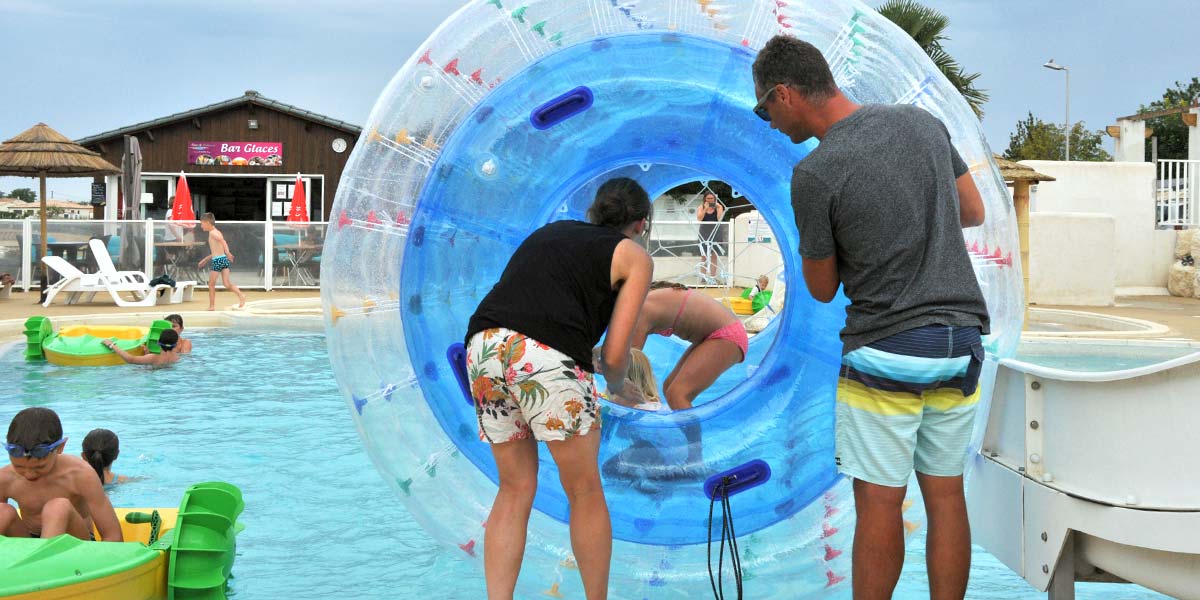 Waterball dans l'espace aquatique du camping près de la Palmyre