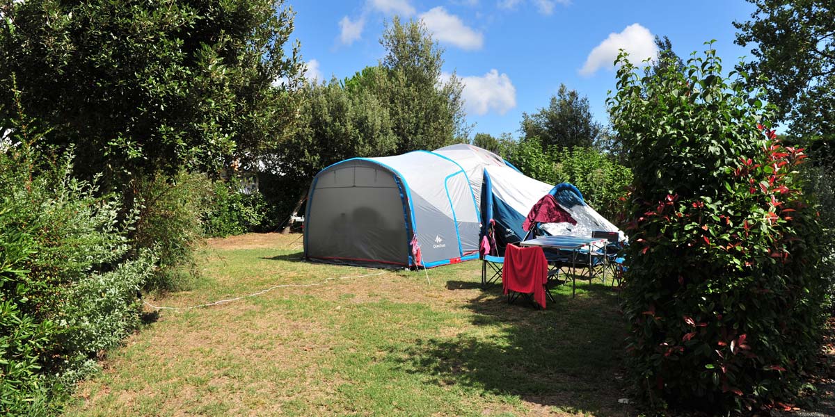 Tente dans le parc du camping en Charente Maritime à Arvert