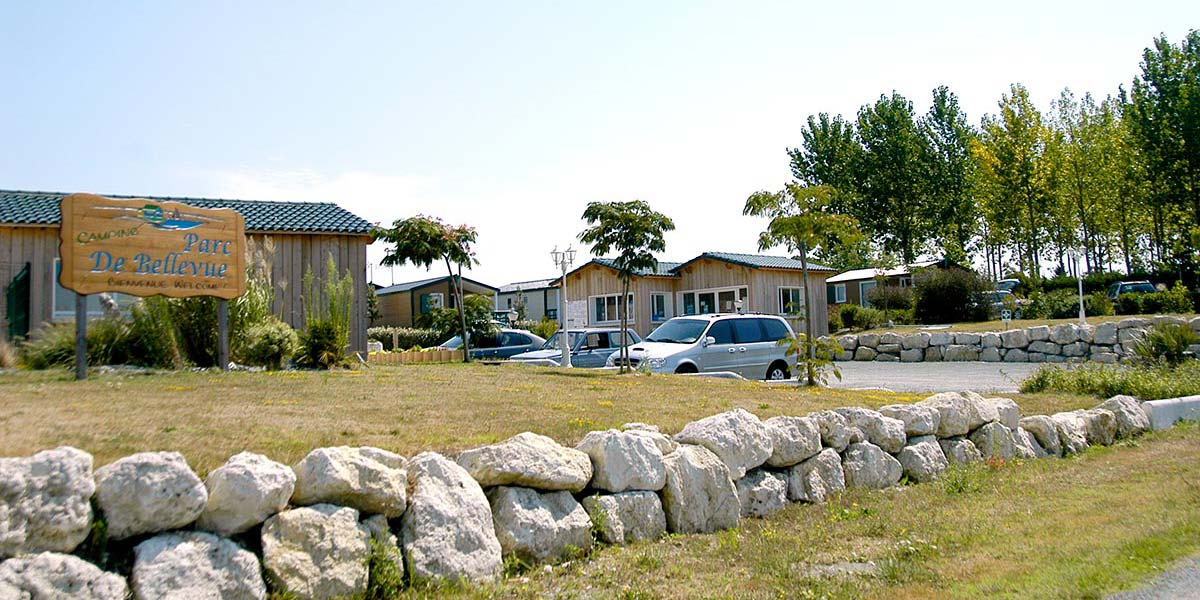 Entrée avec parking du camping Parc de Bellevue en Charente Maritime